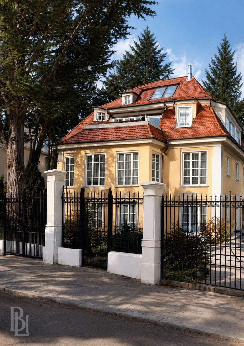 Berlin-Grunewald: Etagenwohnung in Villa mit separater Wellness-Etage und 12-Meter-Indoorpool