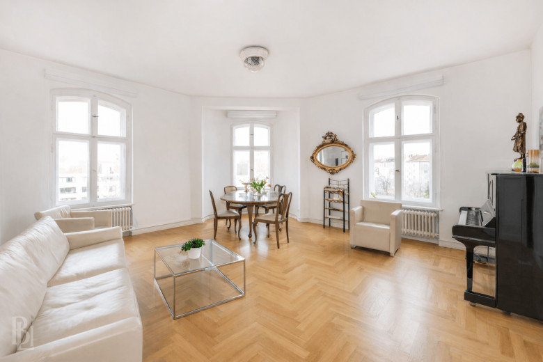 Heller Altbau in markanter Ecklage: 4-Zimmer-Wohnung mit Balkon